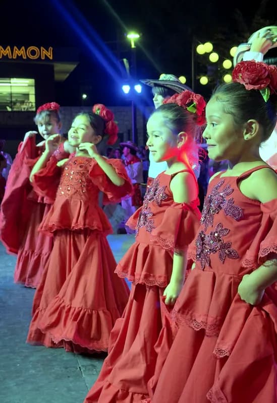 Una bailarina se ríe con sus compañeras durante la presentación en el Mi Gente Festival, en Millcreek Common.